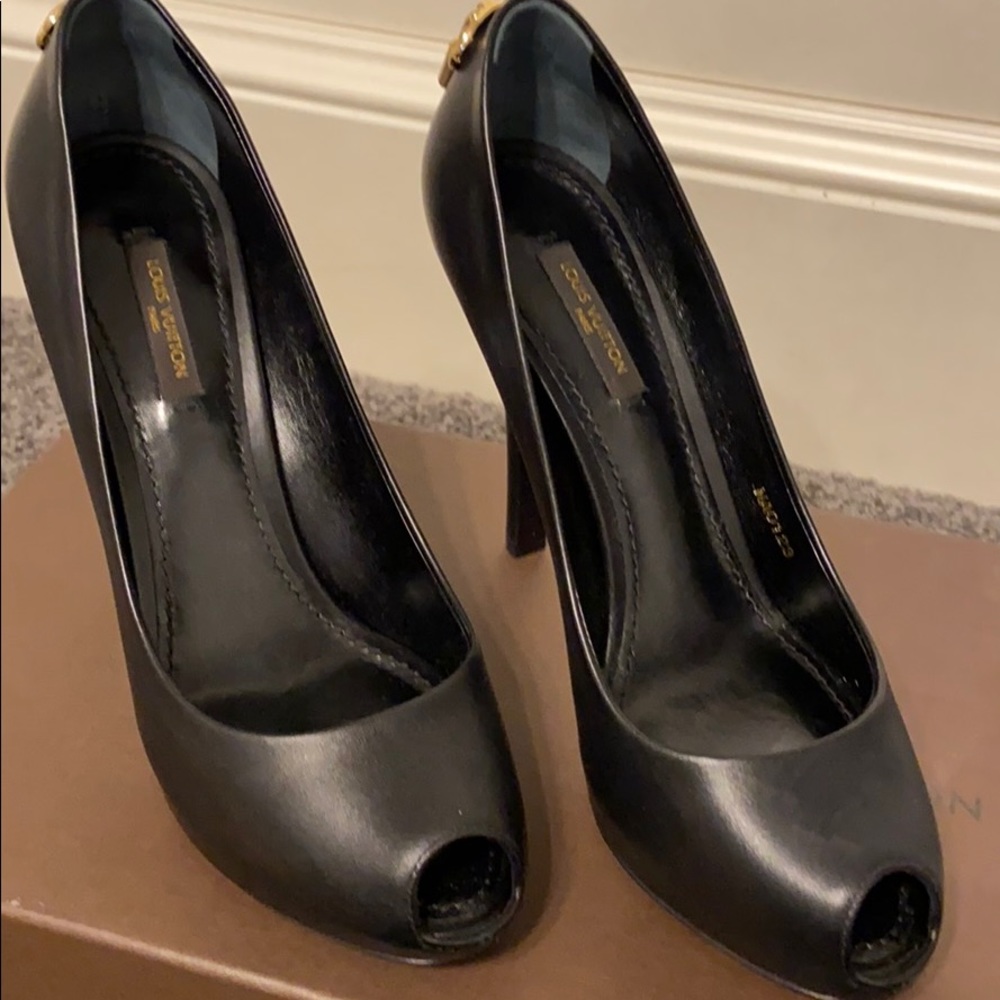 Authentic Louis Vuitton woman’s Black Pumps